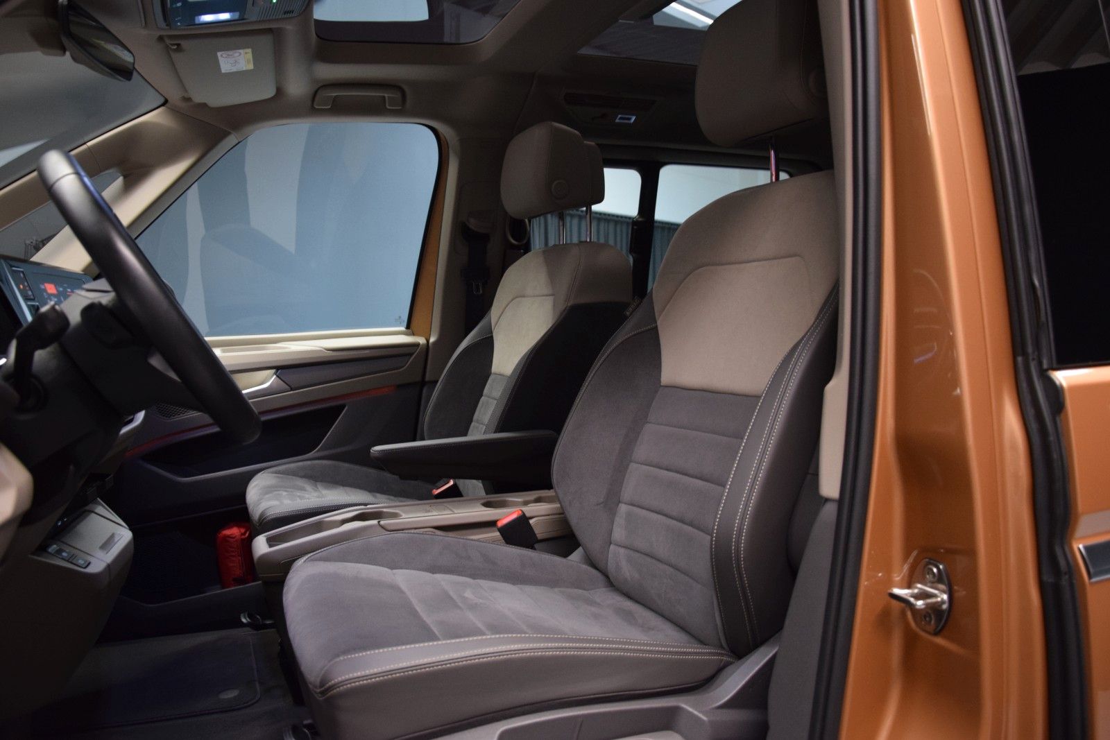 Fahrzeugabbildung Volkswagen T7 Multivan Style Pano HuD AHK vis-avis STHZ H&k