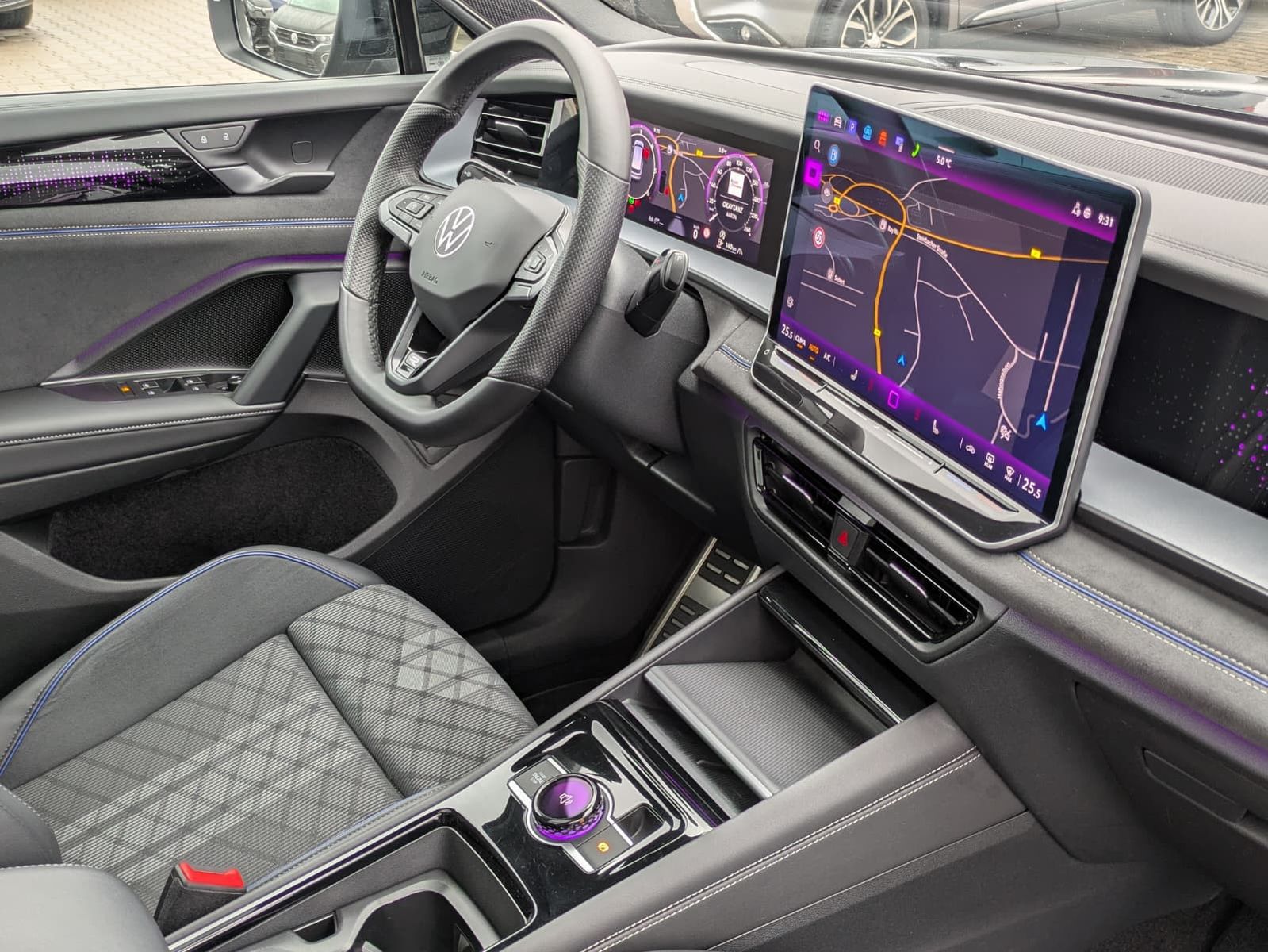 Fahrzeugabbildung Volkswagen Tayron 2.0 TDI 4M R-Line BLACK*7Si*MATRIX*PANO