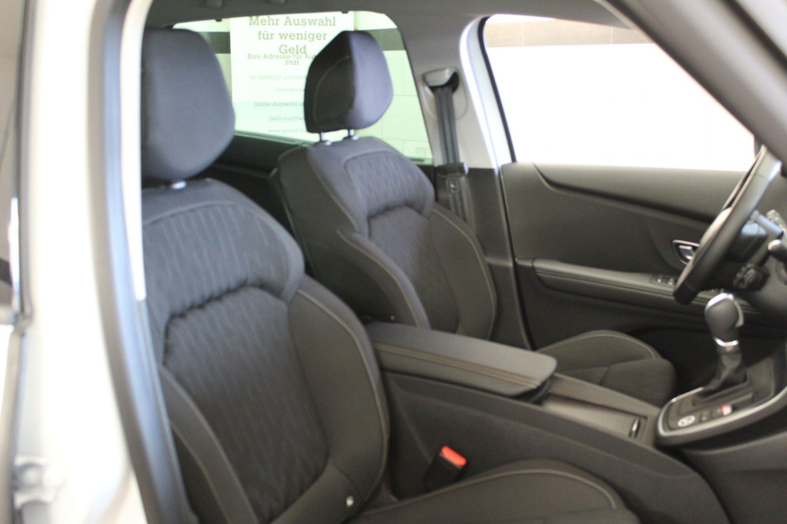 Fahrzeugabbildung Renault Grand Scenic TCe140 Limited Deluxe EDC 7-Sitzer