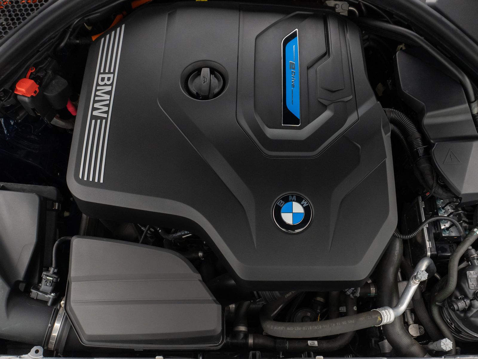 Fahrzeugabbildung BMW 330e CockPitPr Navi PDC Alarm Geschwindigkeitsre