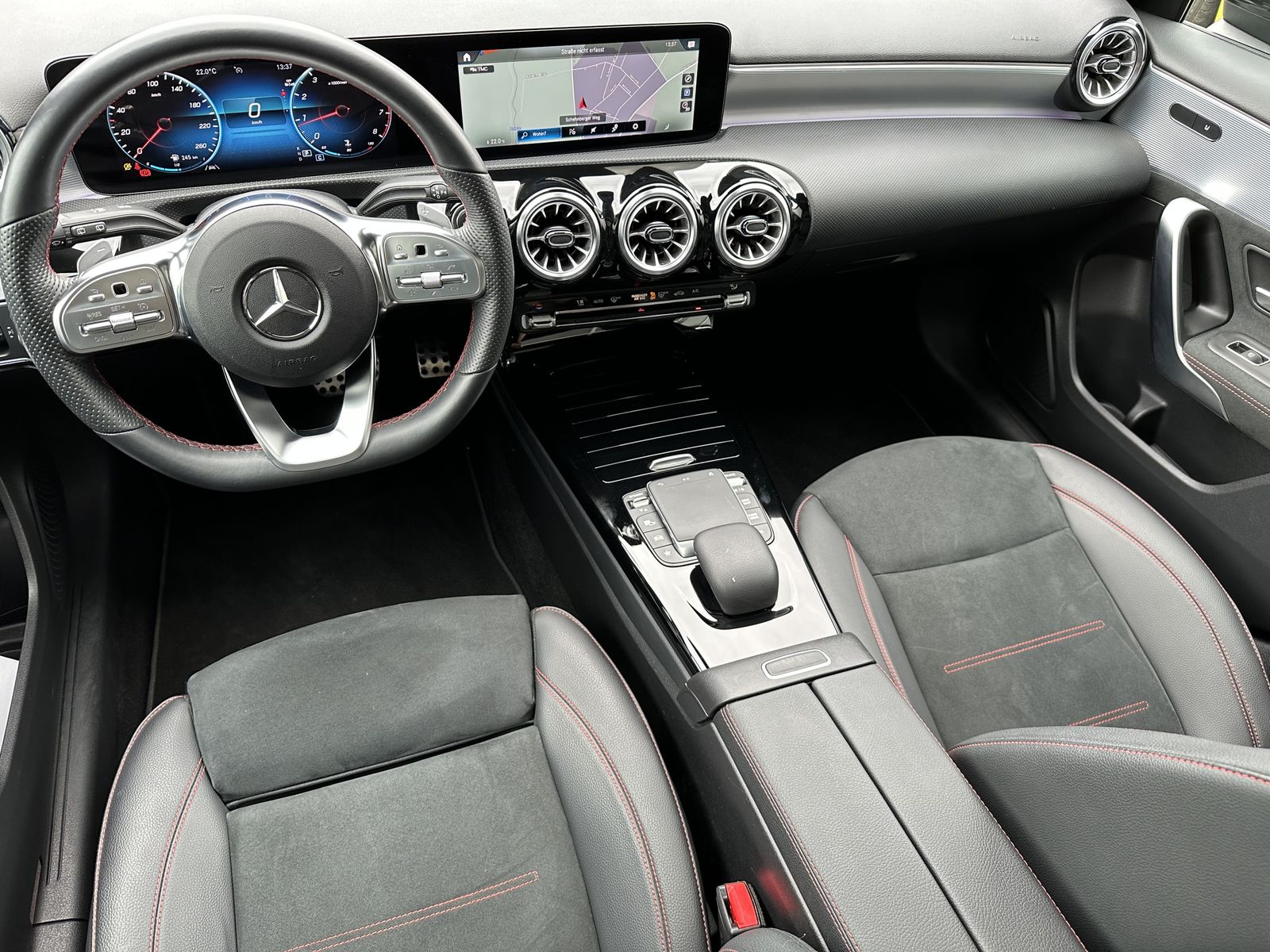Fahrzeugabbildung Mercedes-Benz A 180 AMG-Line NAV+LED+PANORAMA+SHZ+NIGHT+19ZOLL