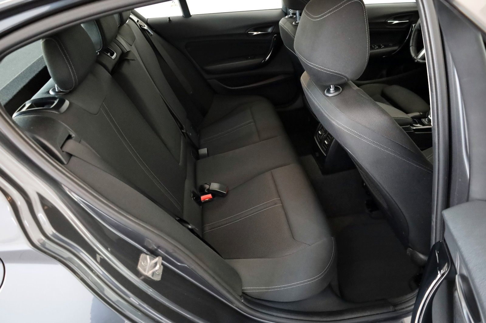 Fahrzeugabbildung BMW 118i Sport Line Lim. Navi,LED,SH,PDC,SR+WR