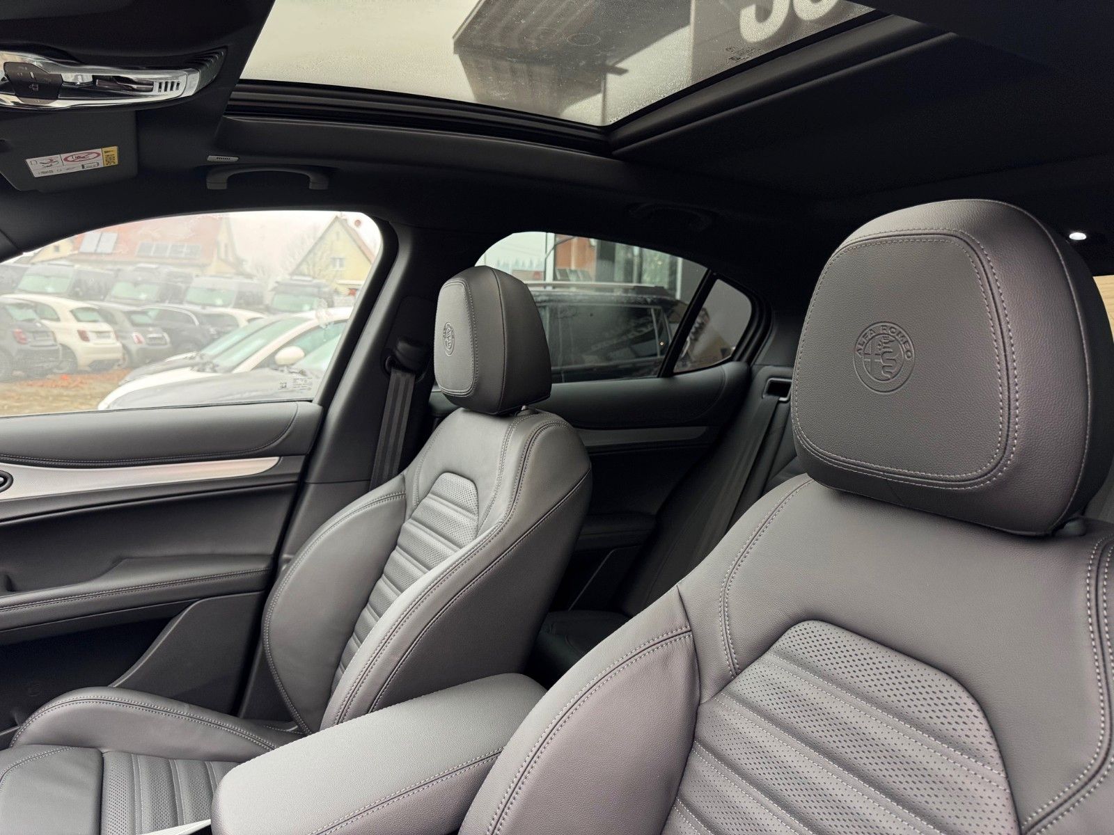 Fahrzeugabbildung Alfa Romeo Stelvio VELOCE 280 PS AT8 - Q4 AHK PANORAMA
