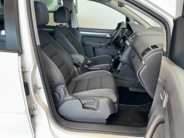 Volkswagen Touran - 12