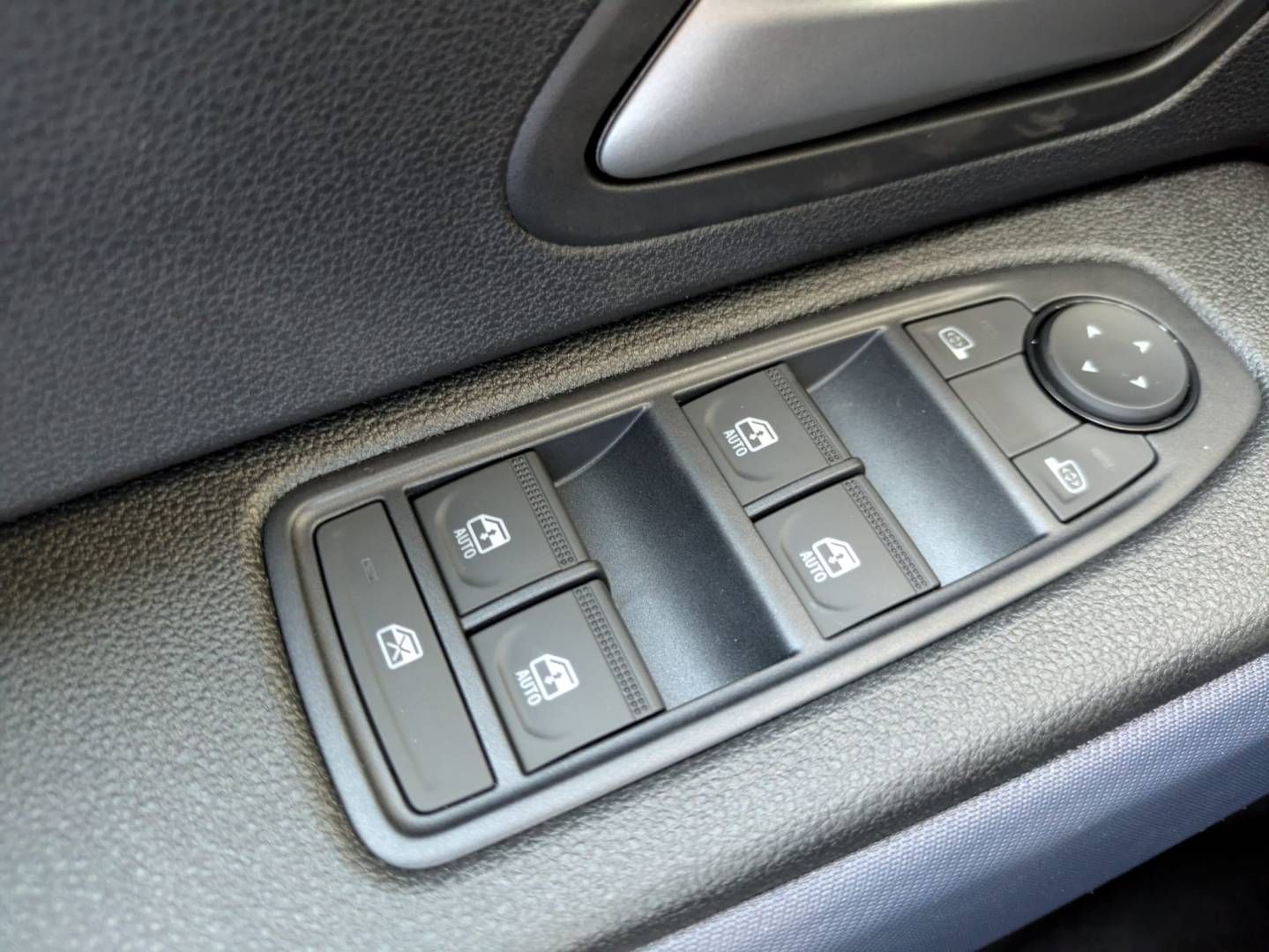 Fahrzeugabbildung Dacia Neuer Dacia Duster Expression HYBRID 140