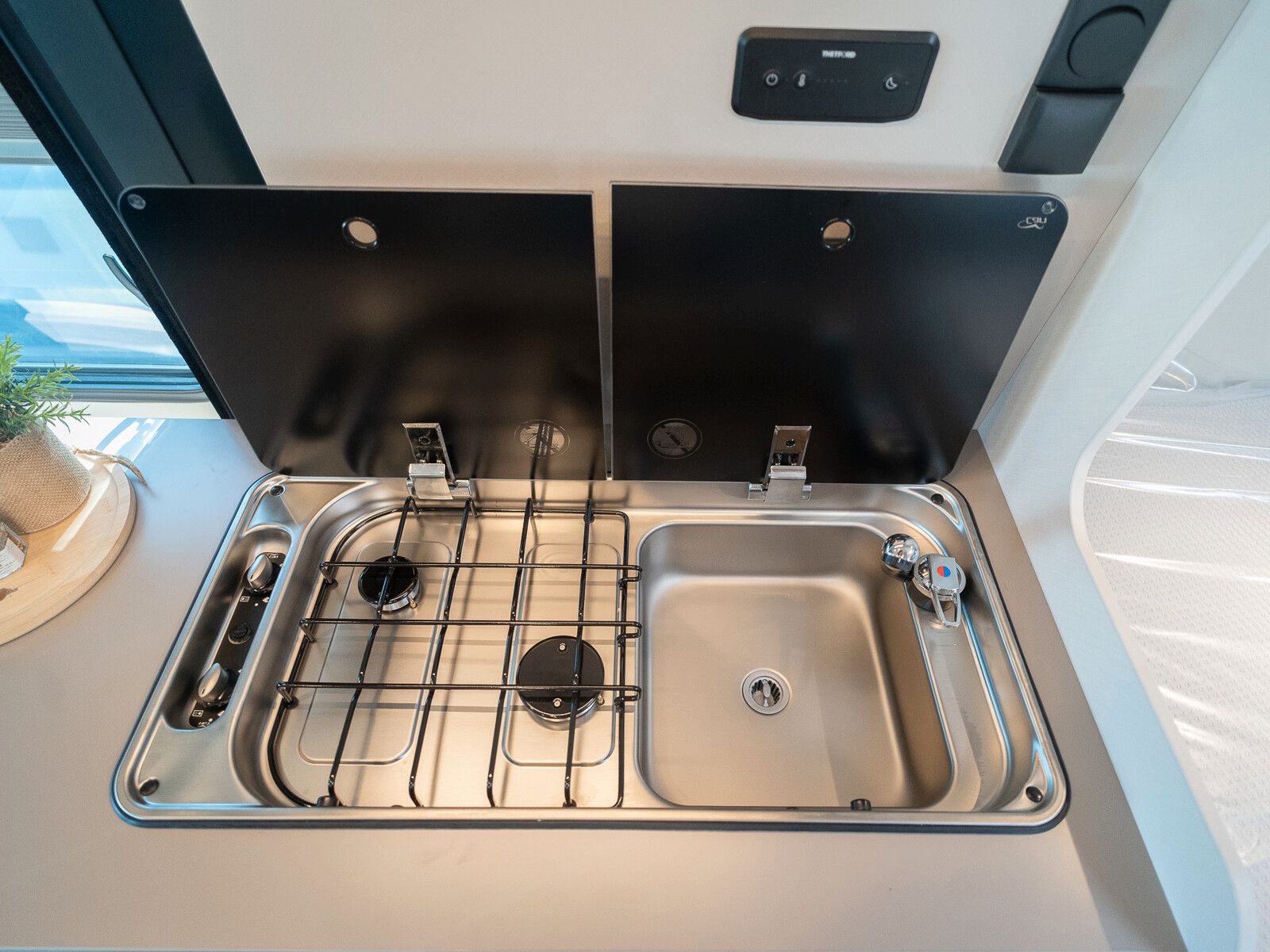 Fahrzeugabbildung Dethleffs Globetrail 640 ES Fiat Rahmenfenster/Heckauszug