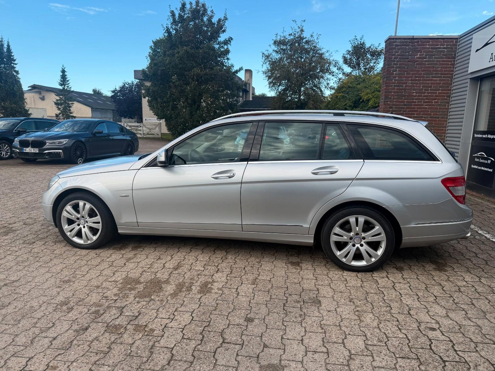 Mercedes-Benz C320 2008 — вигляд ззаду
