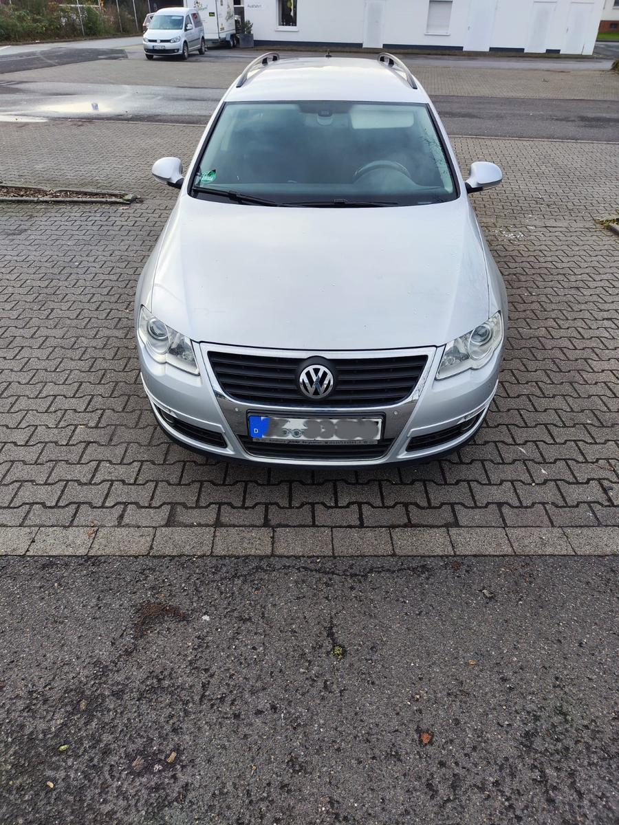 Volkswagen Passat 2010 — rear view