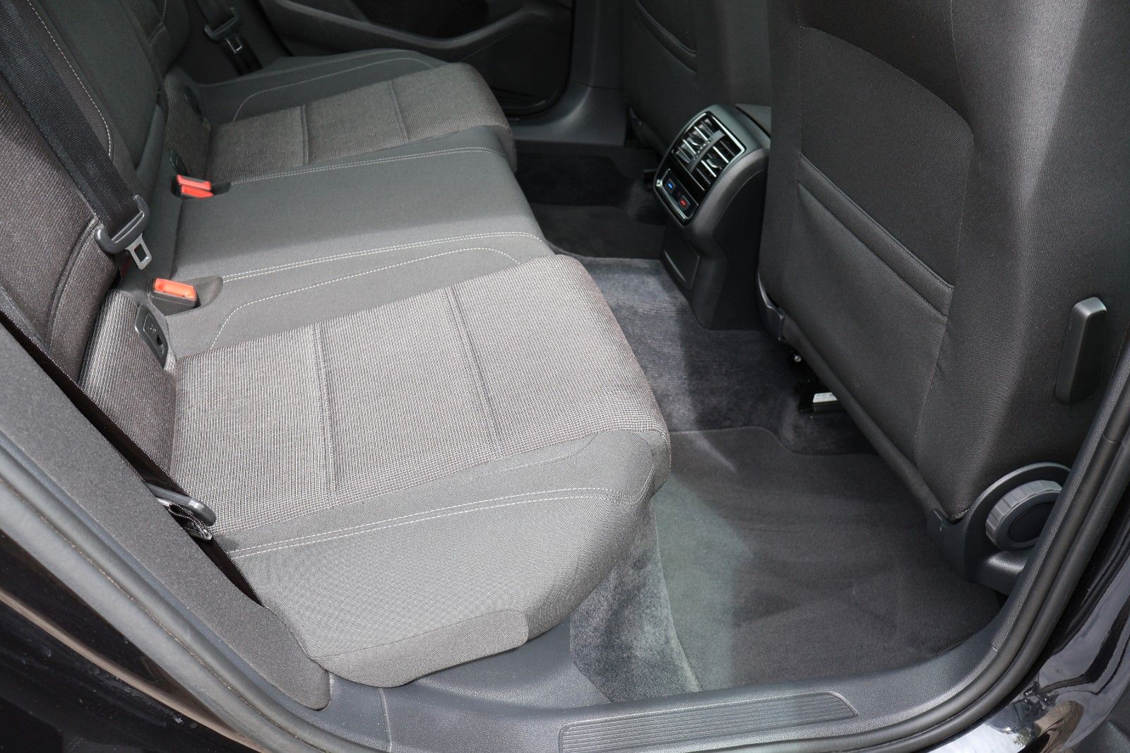 Fahrzeugabbildung Volkswagen Passat Lim. Comfortline BMT/Start-Stopp