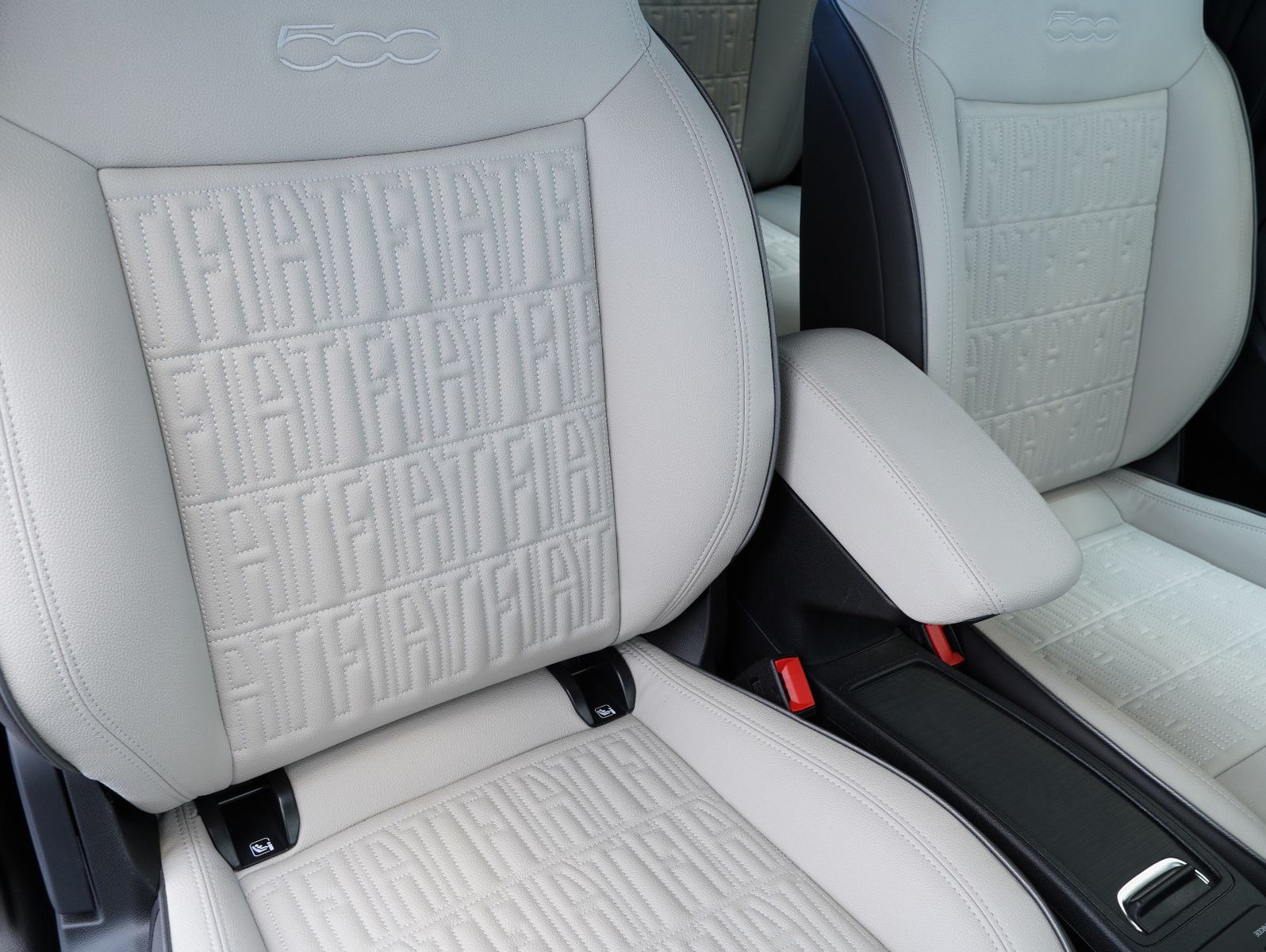 Fahrzeugabbildung Fiat 500e La Prima 87KW/42kWh/DC-LADEN/CARPLAY