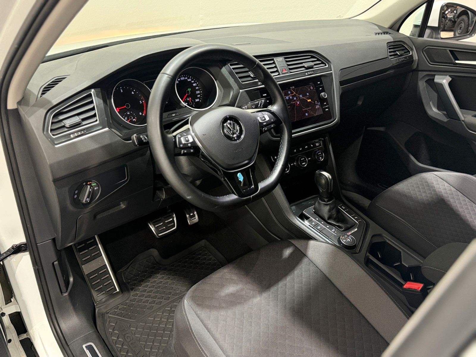 Fahrzeugabbildung Volkswagen Tiguan Comfortline DSG-4Motion-Full Link