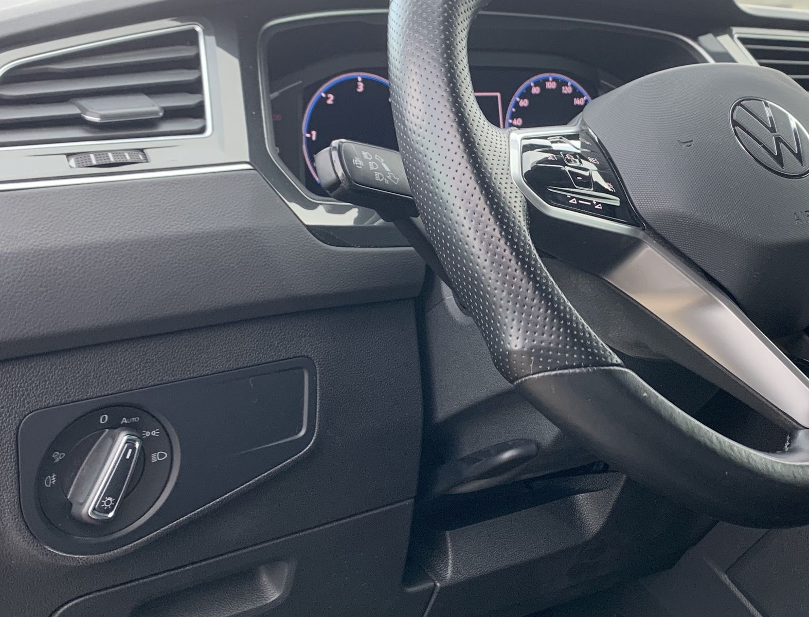 Fahrzeugabbildung Volkswagen Tiguan 2.0 TDI*R-Line*4Motion*Leder*AHK*Cam*Navi