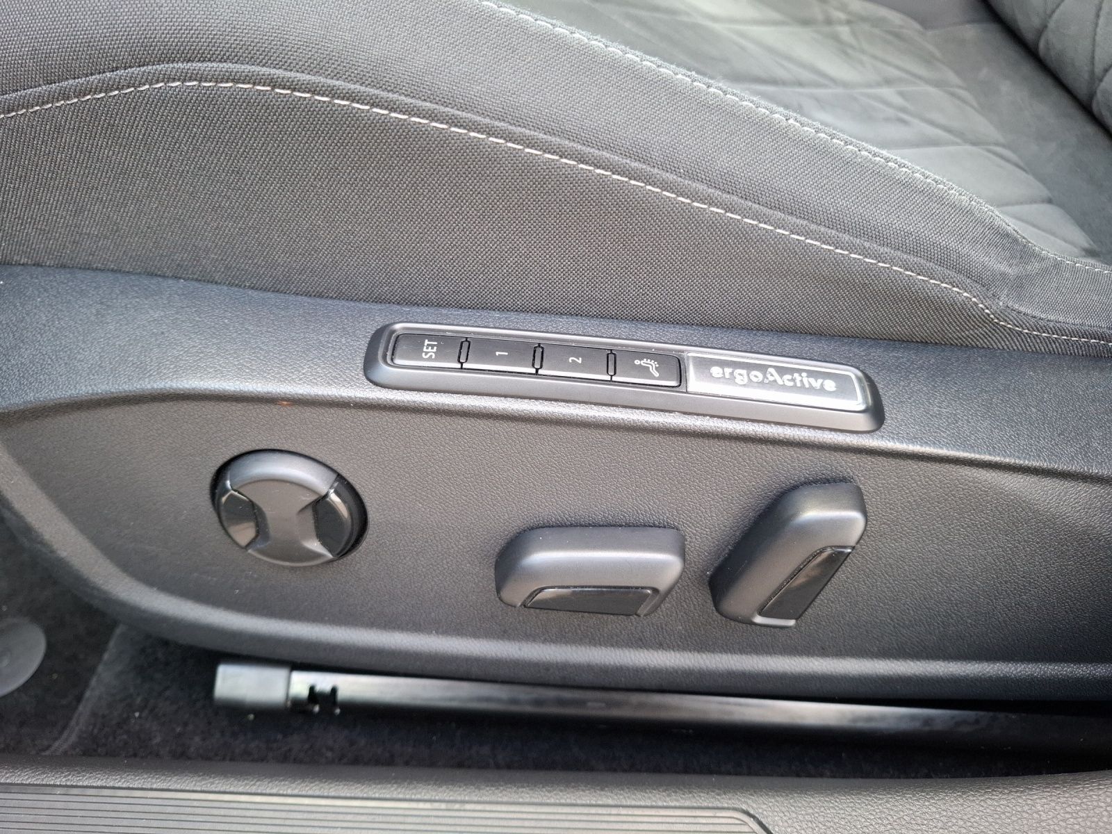 Fahrzeugabbildung Volkswagen Golf VIII TSI Style LEDplus Navi AID HUD ACC RFK