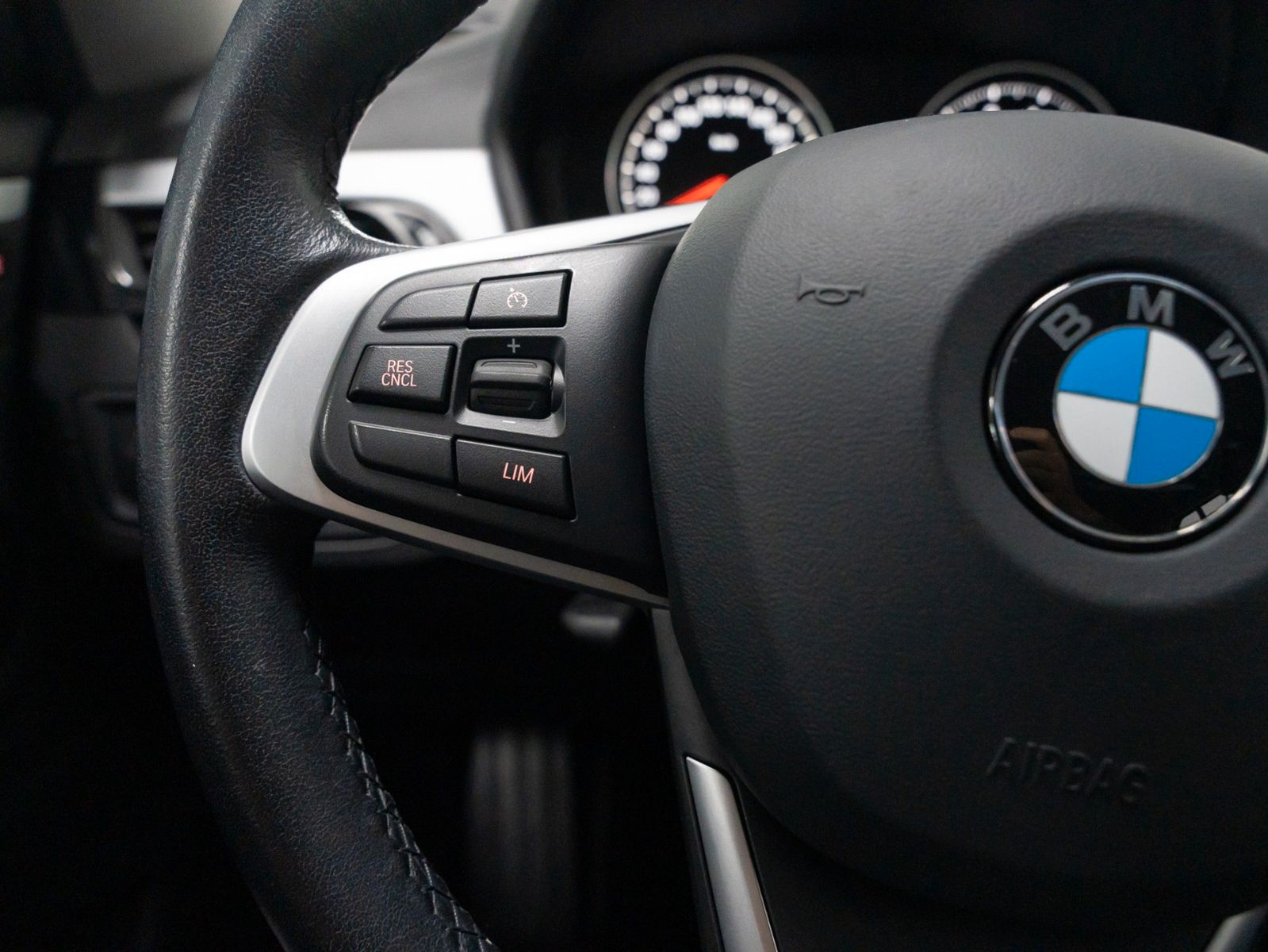 Fahrzeugabbildung BMW X2 sD18i Advantage Parkassist. DAB Navi PDC LED