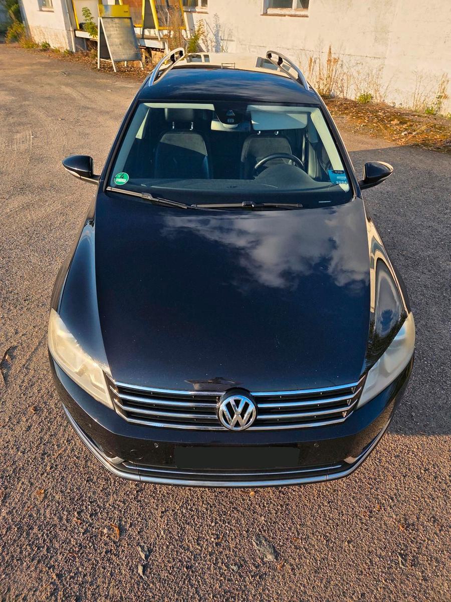 Volkswagen Passat 2011 — interior