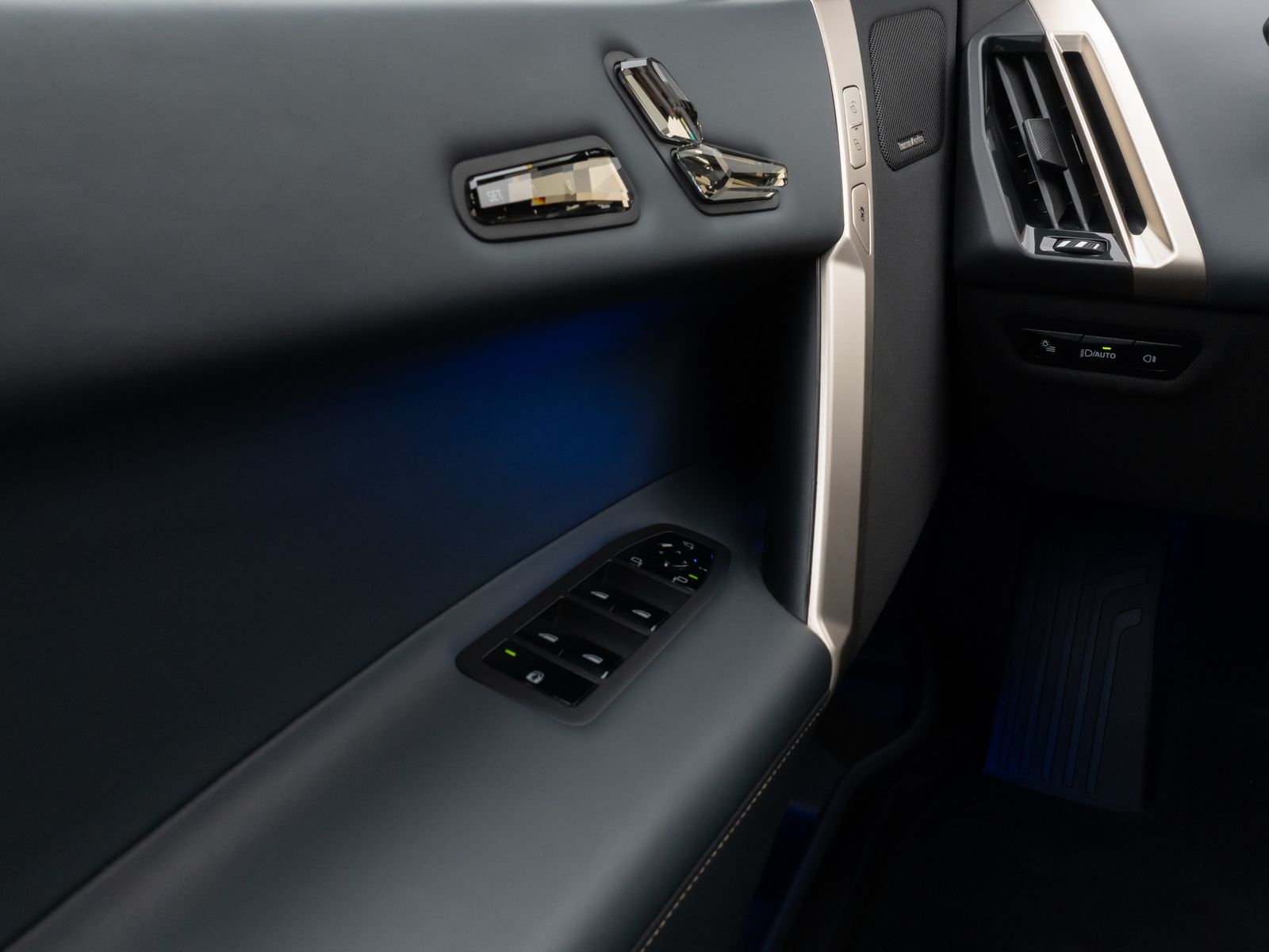 Fahrzeugabbildung BMW iX xD40 Sport SkyLounge Laser 360°DAB H/K 22Zoll