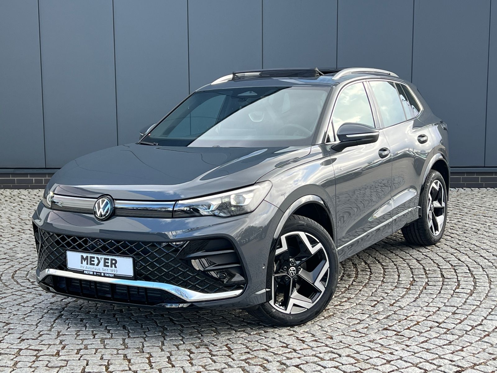 Fahrzeugabbildung Volkswagen Tiguan R-Line 1.5 eTSI DSG *AHK, ACC, IQ.Light,