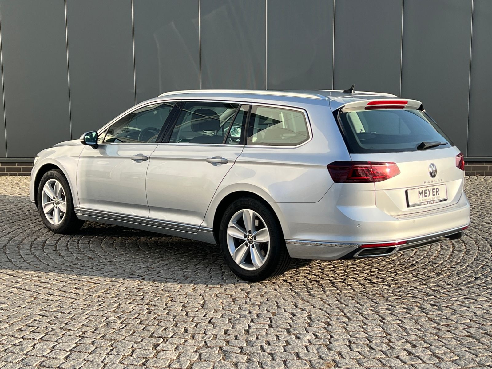 Fahrzeugabbildung Volkswagen Passat Variant Elegance 2.0 TDI DSG *AHK, IQ.Lig