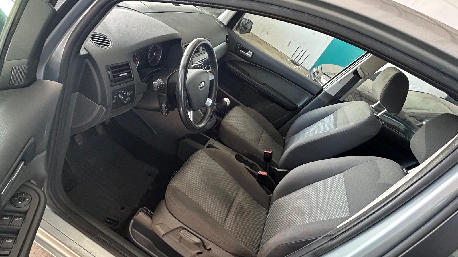 Ford Focus 2005 — photo 17