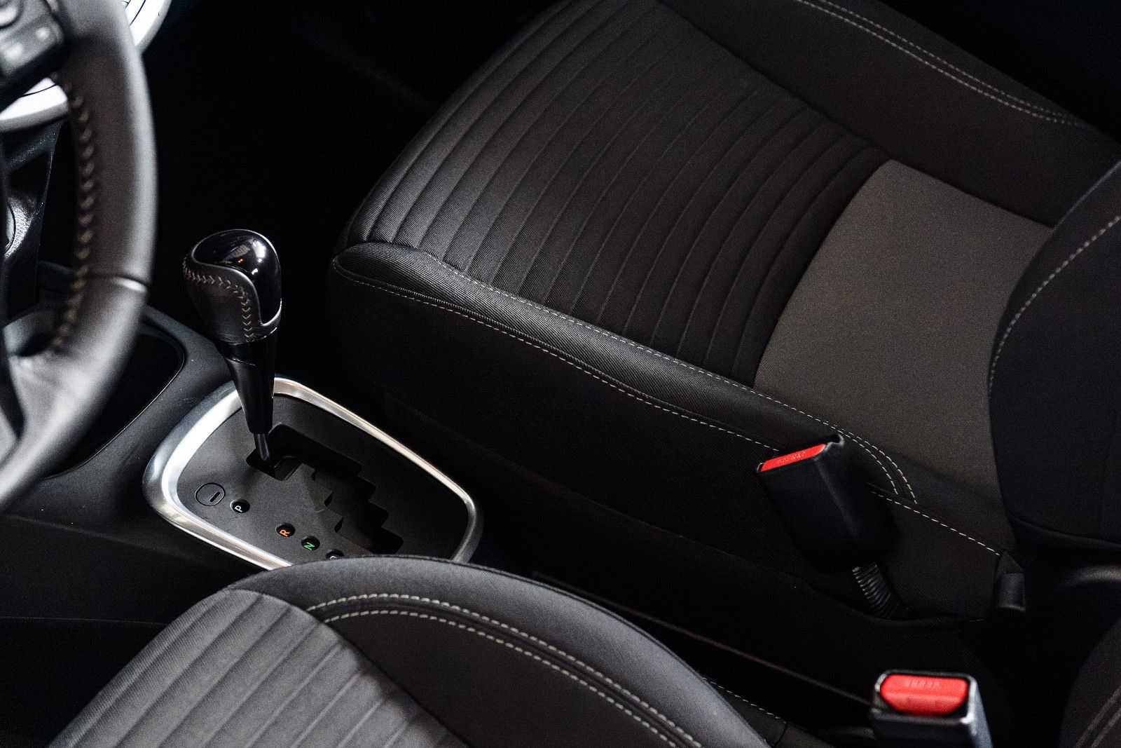 Fahrzeugabbildung Toyota Yaris Hybrid Team D+NAVI+SHZ+RFK+GJR+ALU+BICOLOR