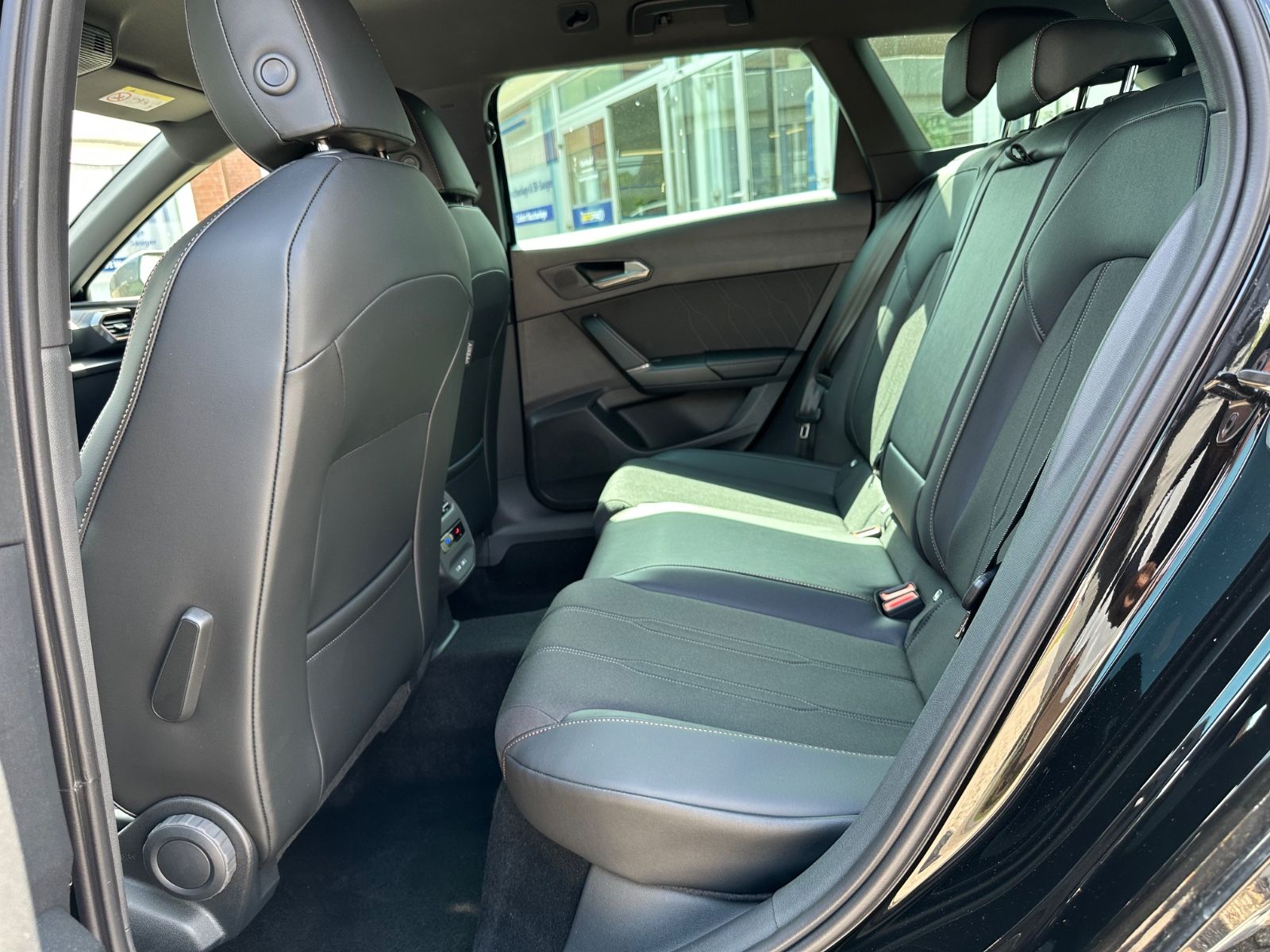Fahrzeugabbildung CUPRA Leon ST 1.5 eTSI DSG Navi/AHK/LED/SHZG/18"