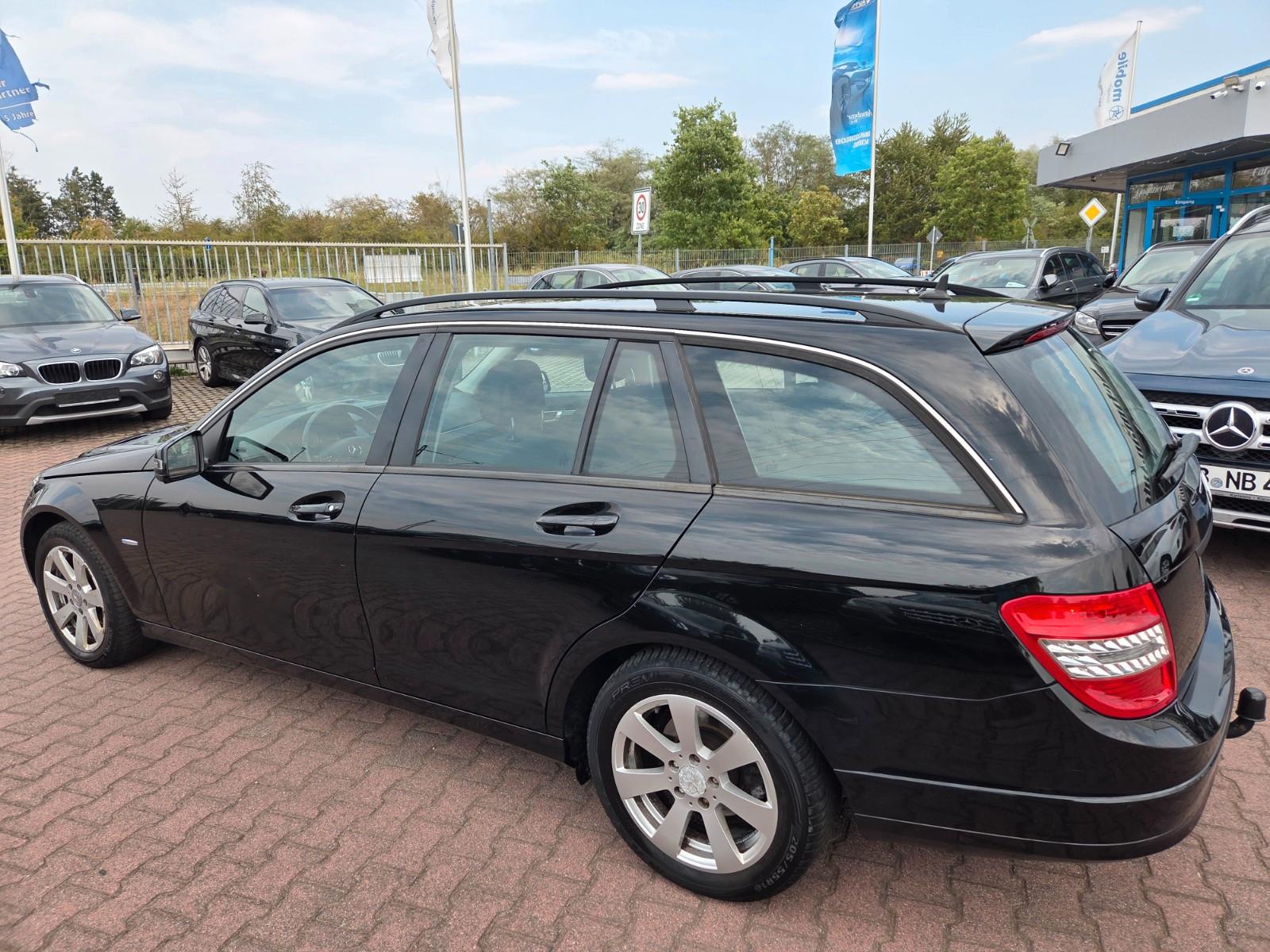 Mercedes-Benz C200 2010 — photo 27
