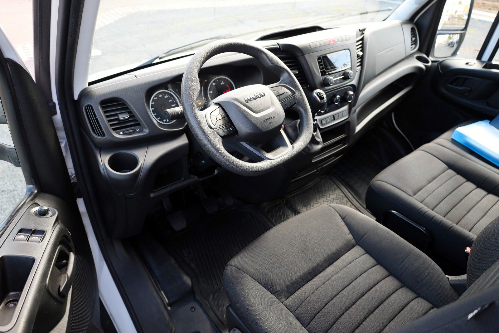 Fahrzeugabbildung Iveco Daily 35C16 ,Daily,KOFFER / LBW-6, Ladebordwand