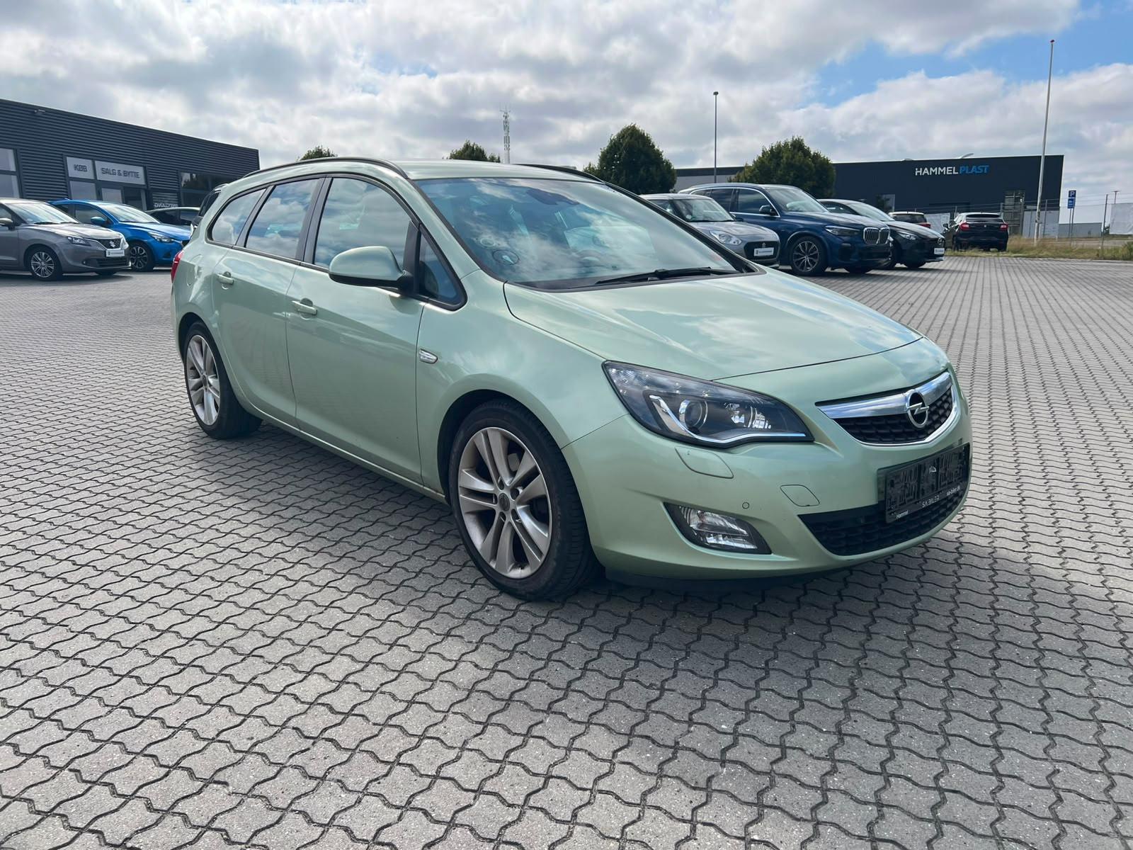 Opel Astra 2011 — rear view