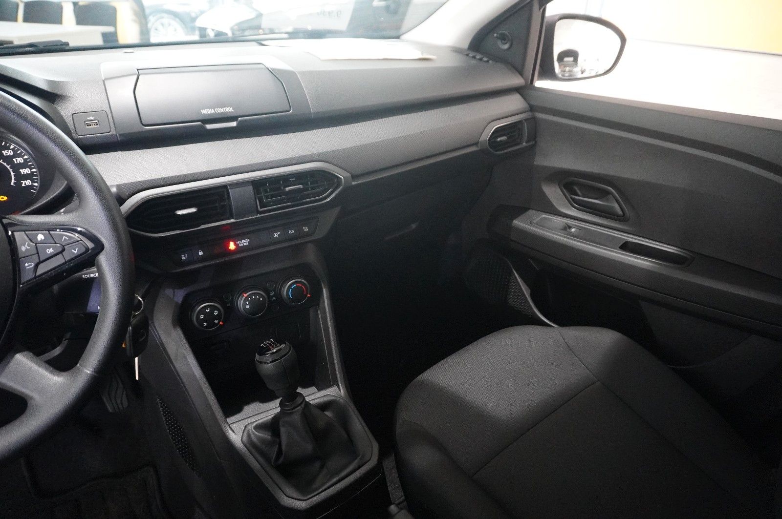 Fahrzeugabbildung Dacia Sandero III 1.0 TCE COMFORT LED/DAB/SHZ/TEMP/AHK