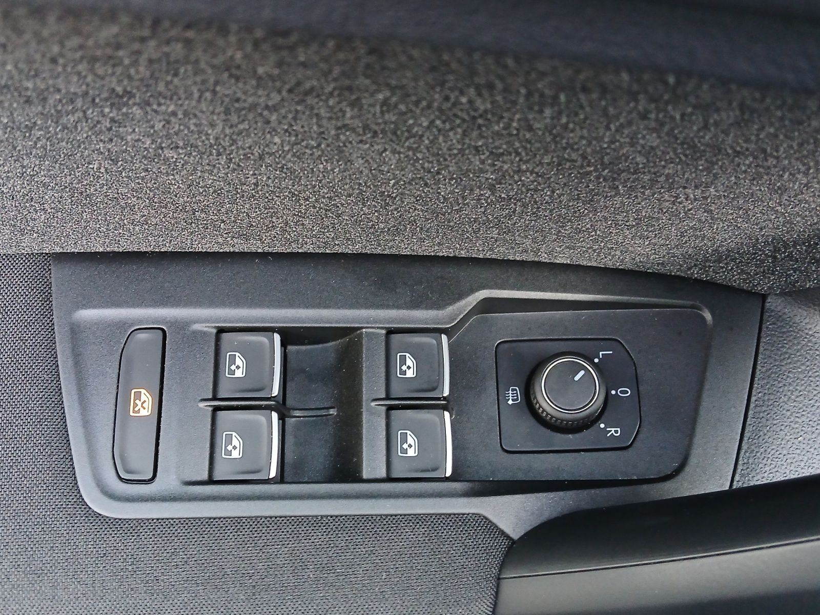 Fahrzeugabbildung Volkswagen Tiguan TSI Move LED CarPlay ACC PDC SHZ LHZ