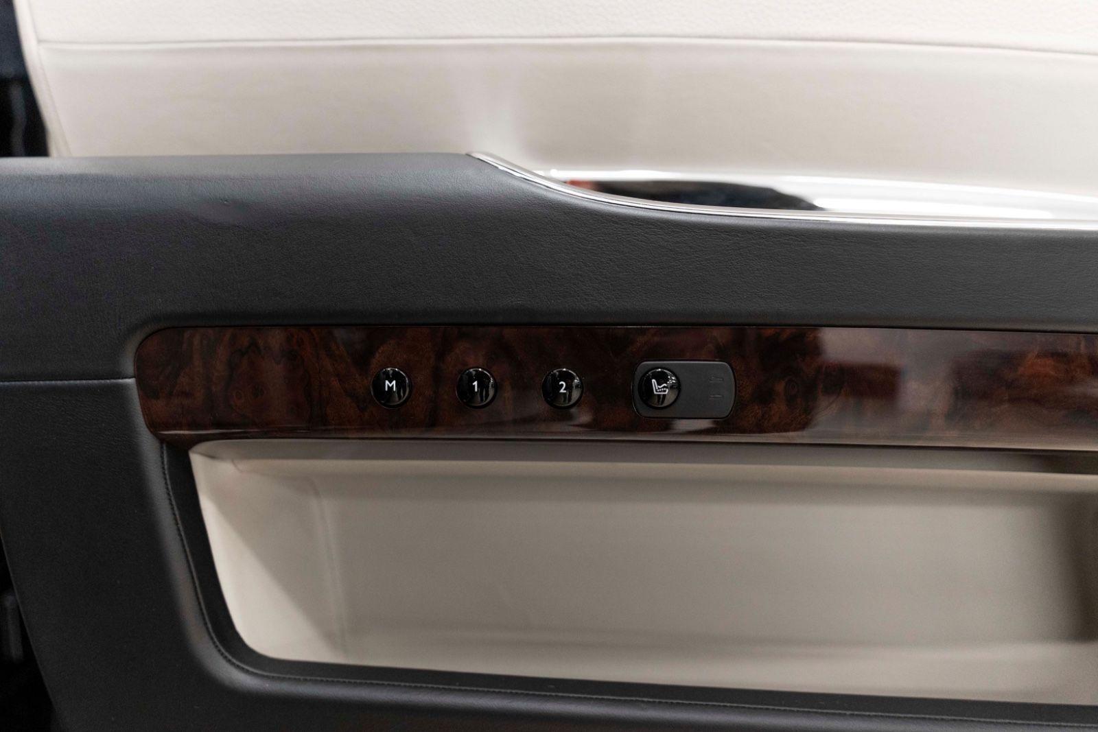 Fahrzeugabbildung Rolls-Royce Ghost V12 TWO TONE FACELIFT STERNHIMMEL KÜHLBOX