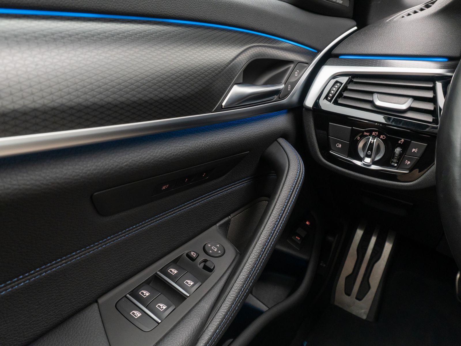 Fahrzeugabbildung BMW 530e xD M Sport DAB H/K HUD Panorama Laser AHK