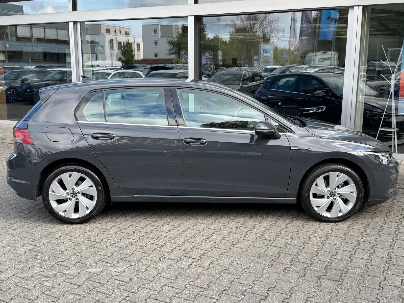 Fahrzeugabbildung Volkswagen Golf 2.0 TDI Style DSG >ALCANT+MEMO+LED+SHZ+ACC+