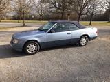 Mercedes-Benz  E 220 Cabrio Sportline Perlblau me - Mercedes-Benz Oldtimer: Cabrio
