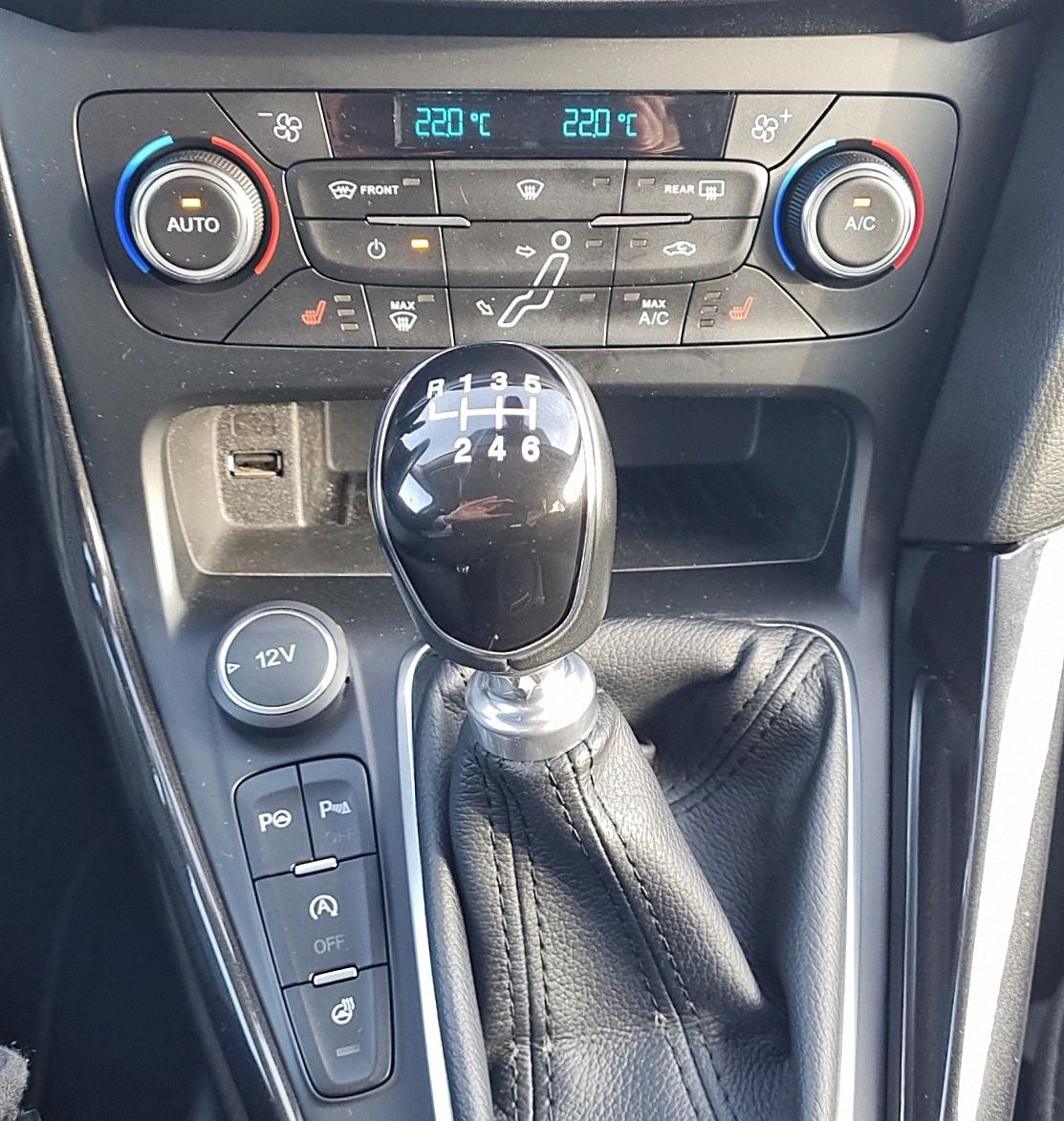Fahrzeugabbildung Ford Focus Turnier Titanium 1,0 Navi GRA PDC