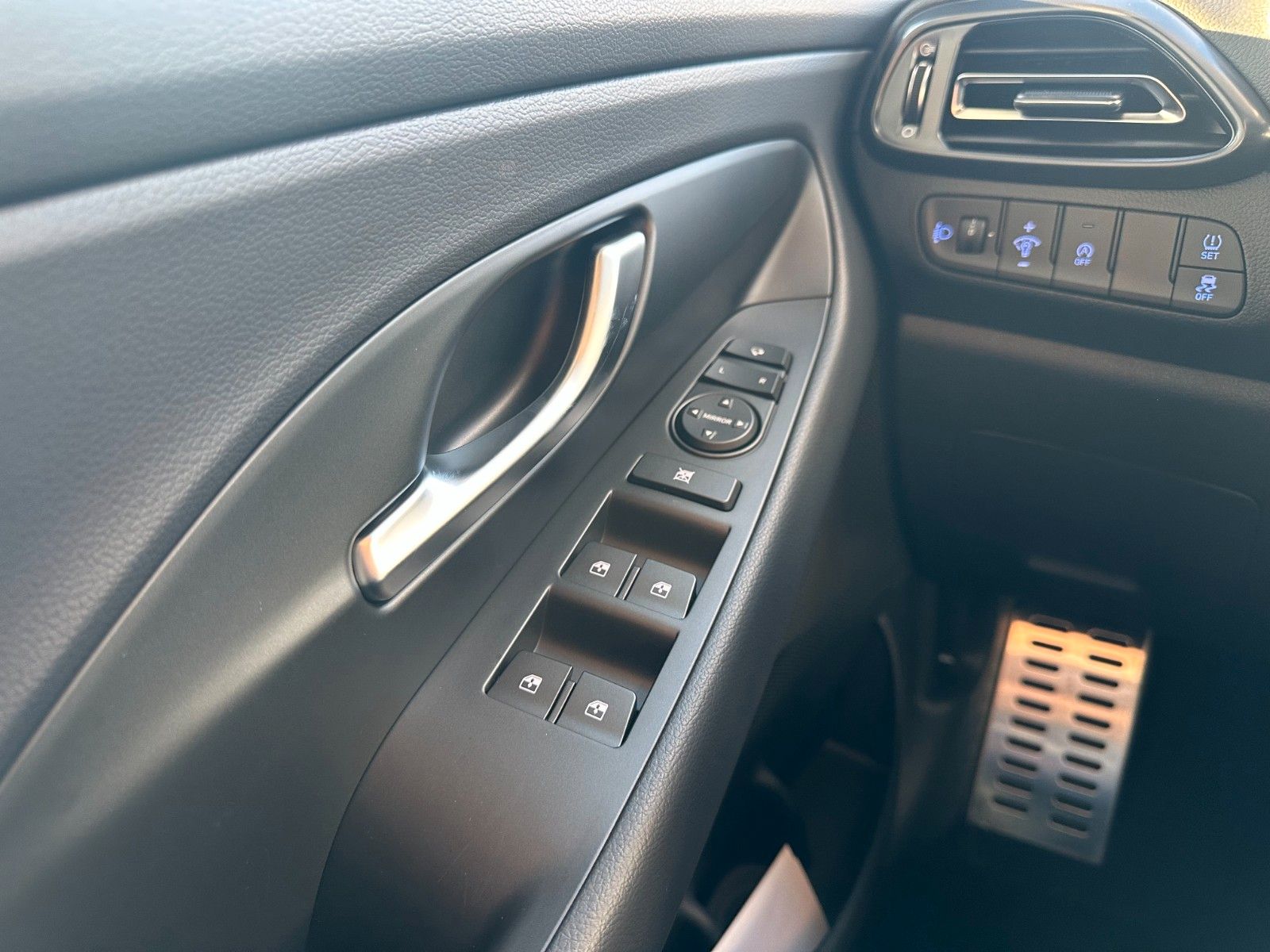 Fahrzeugabbildung Hyundai i30 N Line 140PS DCT Toterwinkel/Navi/SHZ!