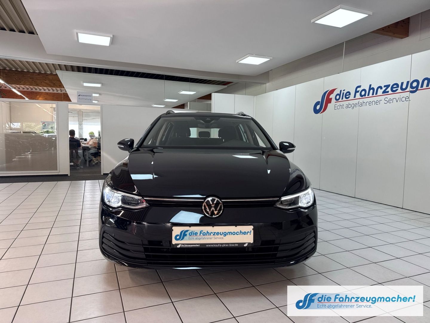 Fahrzeugabbildung Volkswagen Golf VIII Variant Life 1.0 TSI EU6d Digitales Co