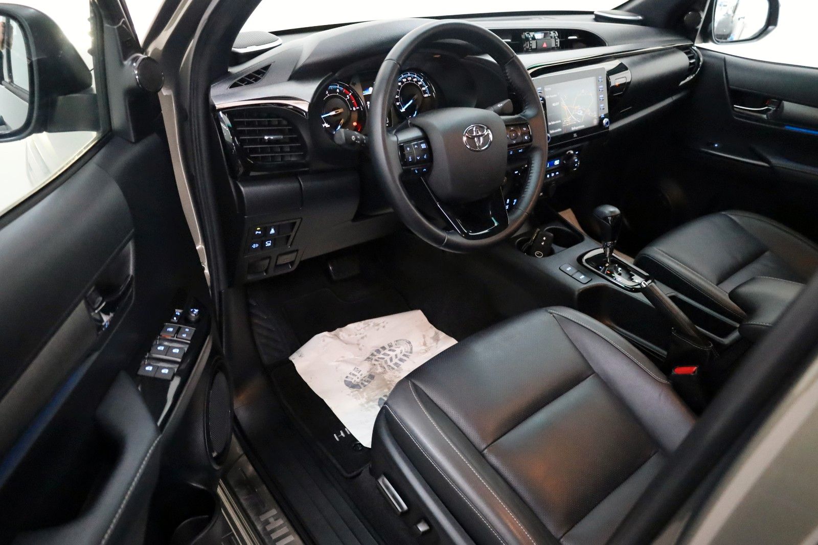 Fahrzeugabbildung Toyota Hilux 2.8 D-4D Invincible,Rollbügel,Rolo,ACC,AHK