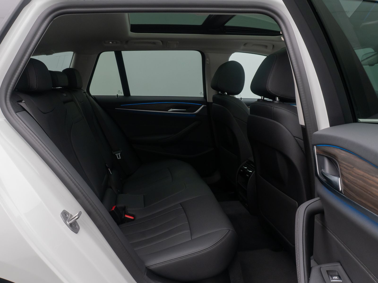 Fahrzeugabbildung BMW 530e HUD DAB Alarm Panorama HiFi Sport Leder