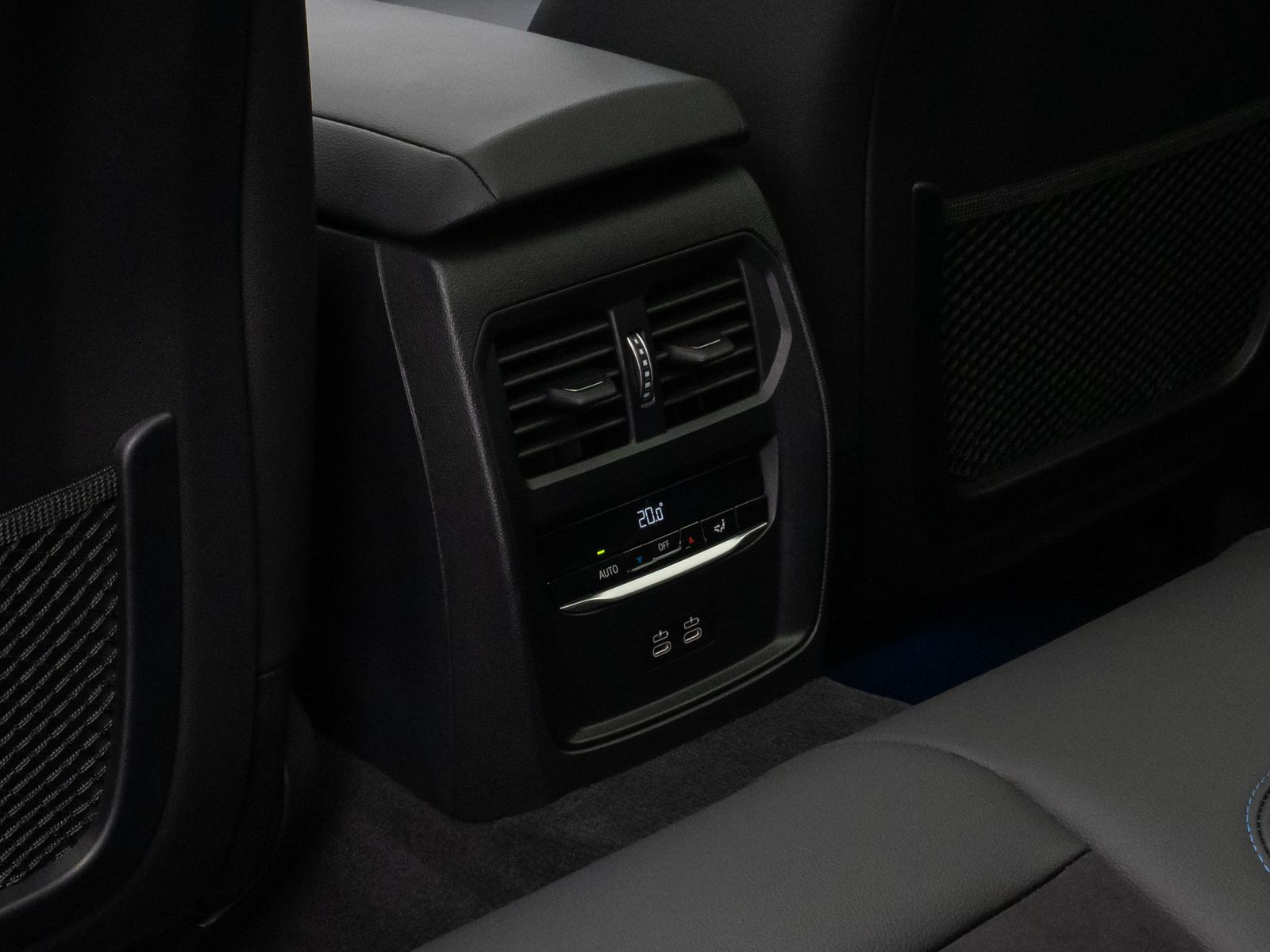 Fahrzeugabbildung BMW 330e M Sport Panorama Kamera HUD DAB HiFi AHK