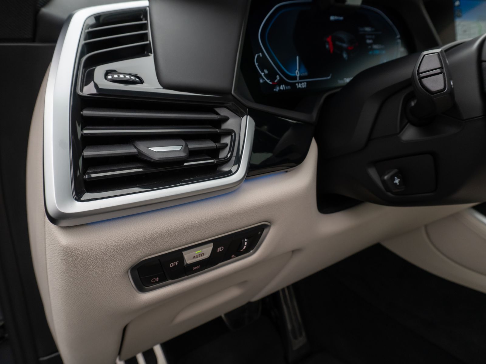 Fahrzeugabbildung BMW X5 xD45e M Sport Kamera Laser Panorama HUD H/K