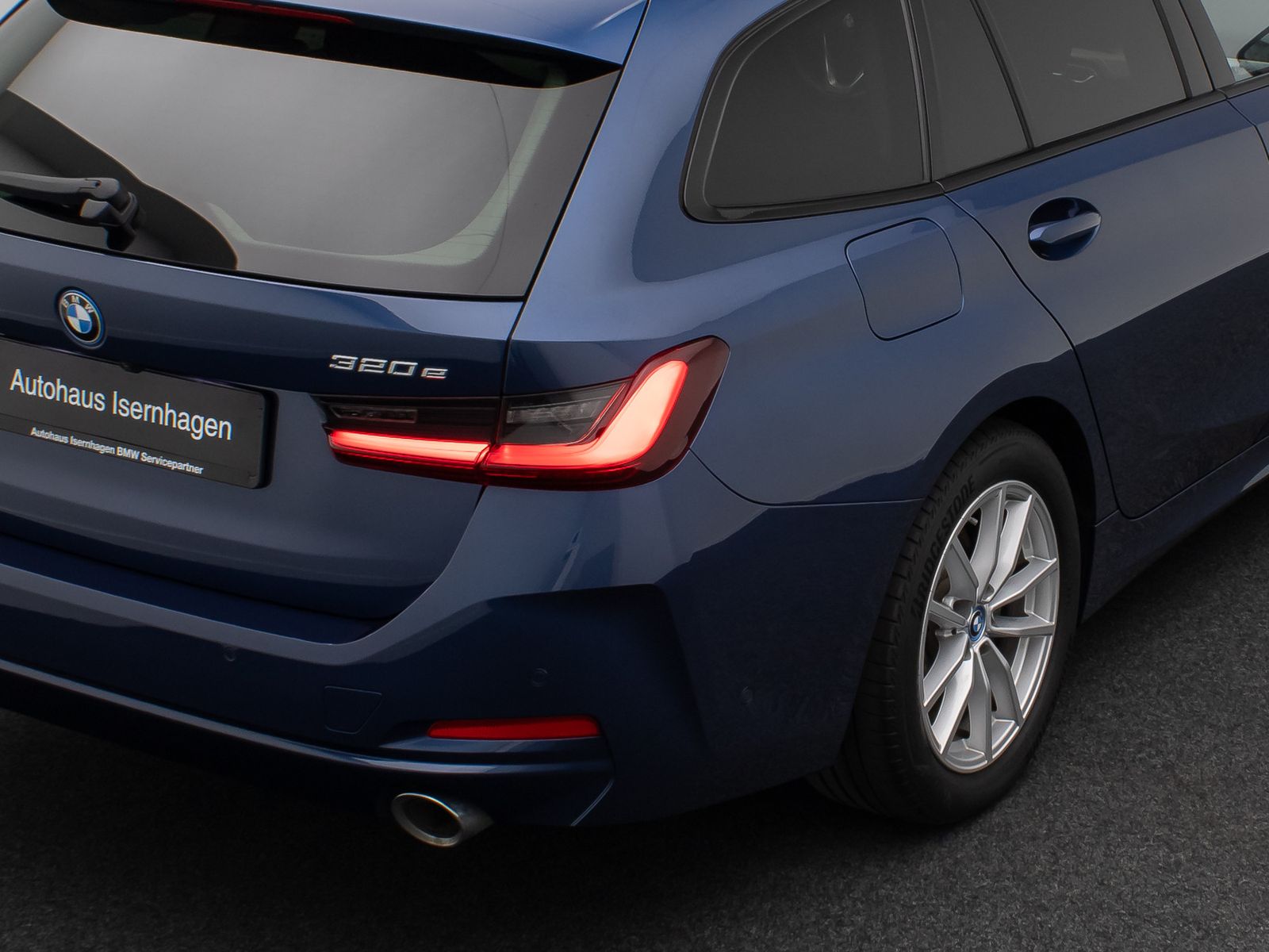 Fahrzeugabbildung BMW 320e HUD Alarm DAB Kamera GeschwindigReg Widscre