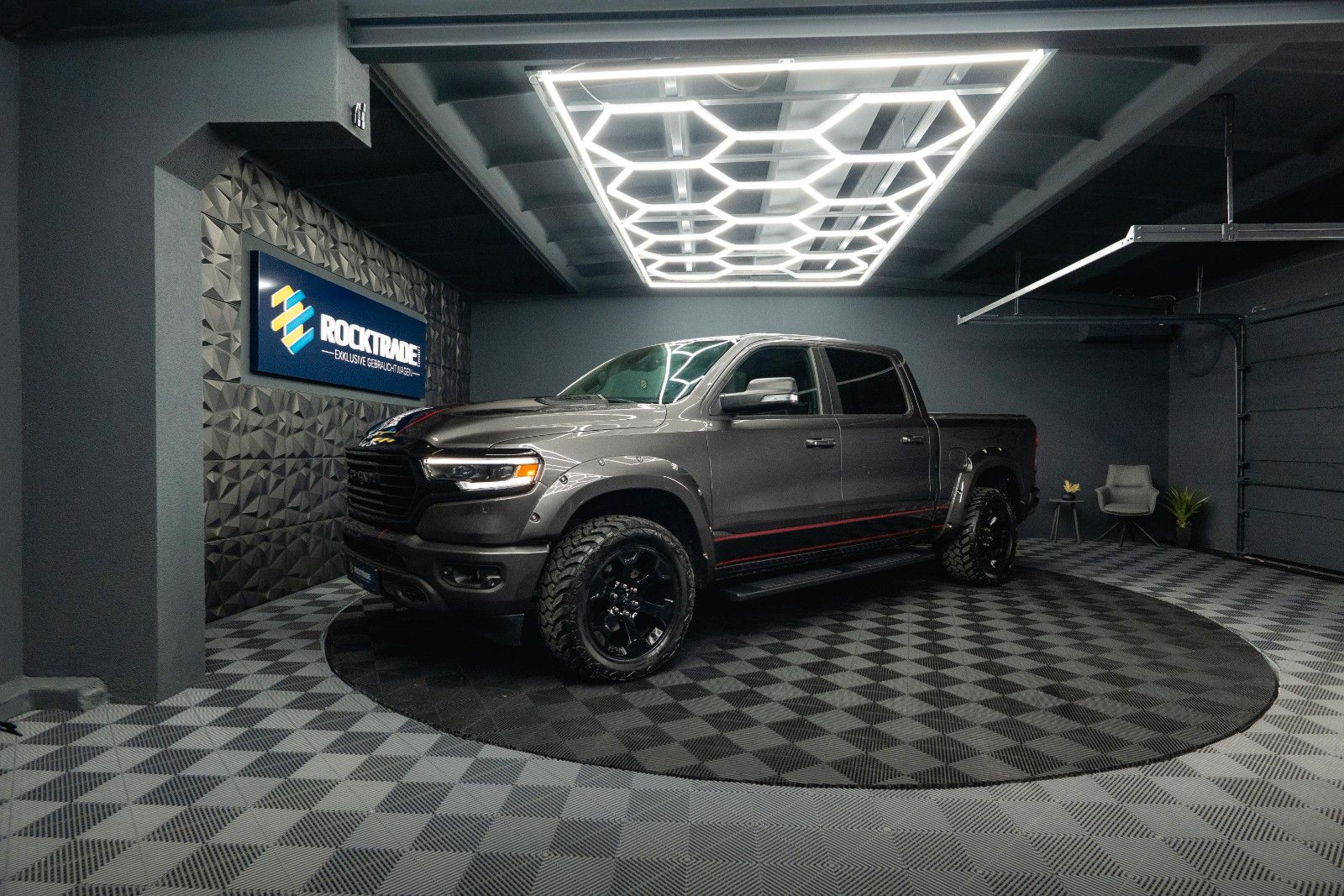 Fahrzeugabbildung Dodge RAM 5.7 V8 HEMI 4x4 OFFROAD Night-Paket *LED*19%