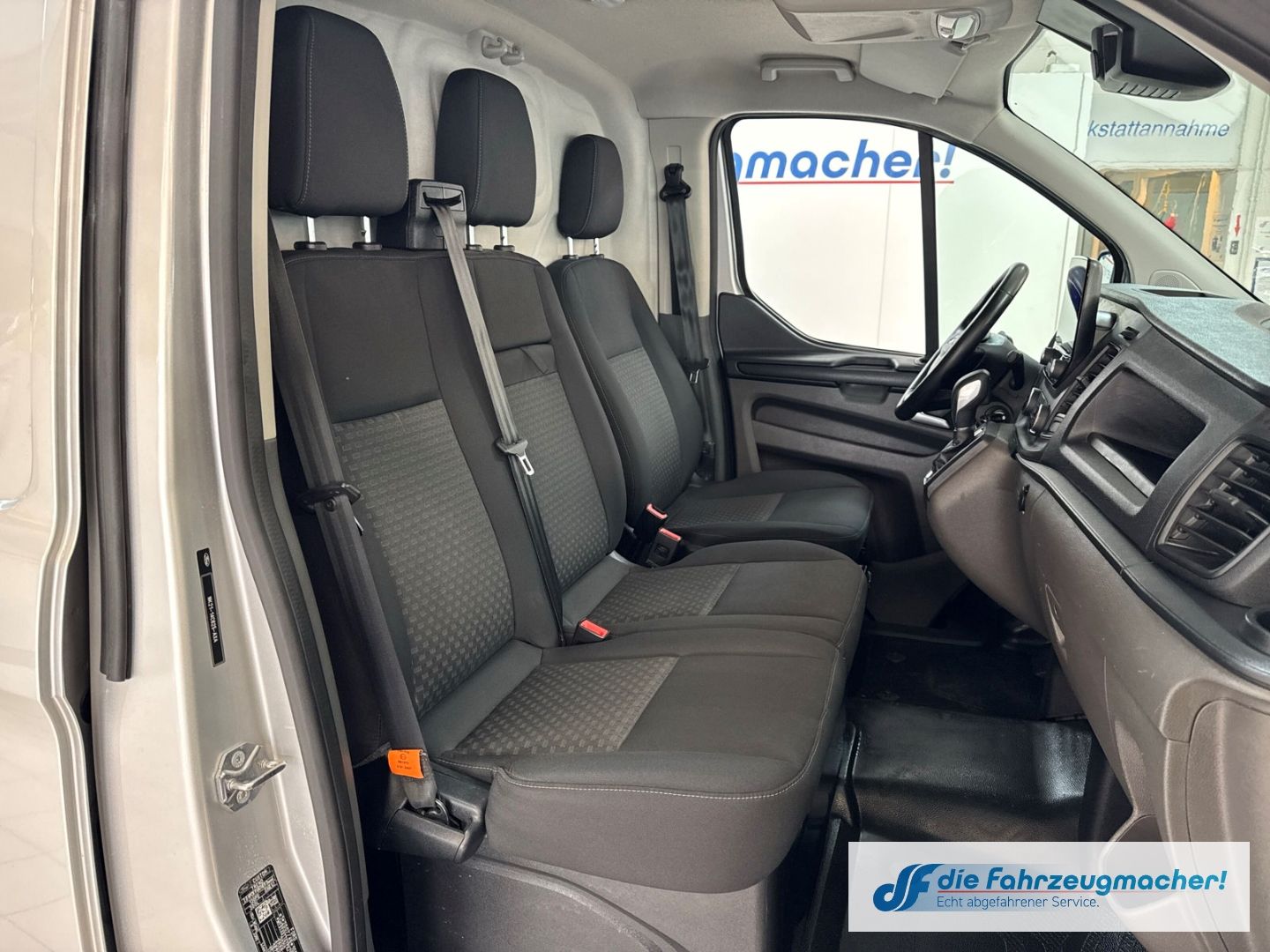 Fahrzeugabbildung Ford Transit Custom Kasten 300 L2 Trend AHK Navi Appl