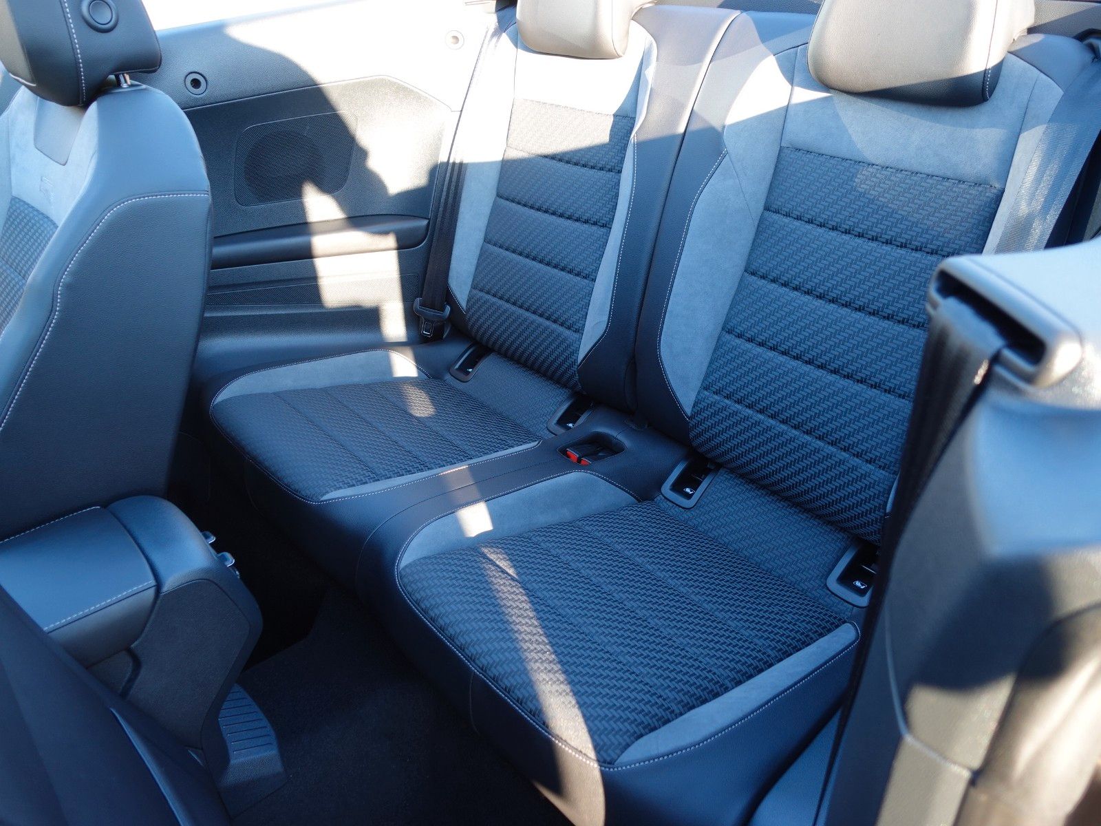 Fahrzeugabbildung Volkswagen T-Roc Cabriolet 1.5 TSI DSG R-Line AHK/Matrix/