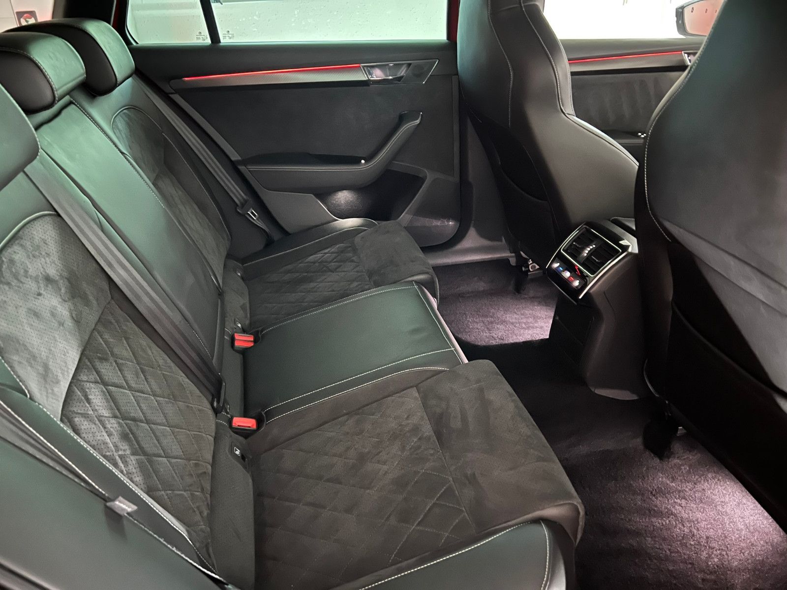 Fahrzeugabbildung SKODA Superb Combi SPORTLINE/LED/STHZ/AHK/ACC/VRTL