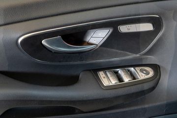 Mercedes V 220 - 11