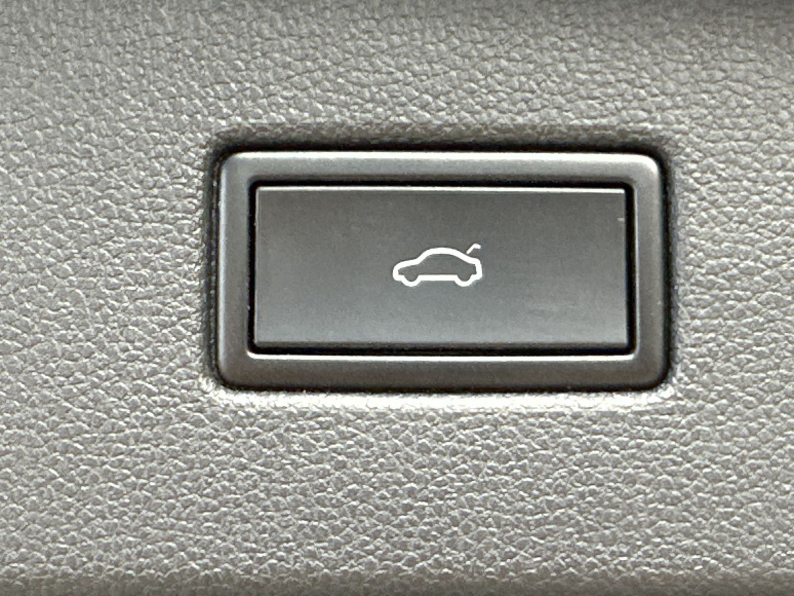 Fahrzeugabbildung Volkswagen Tiguan 2.0 TDI DSG 4M HL NAV+LED+AHK+HUD+VCOCK