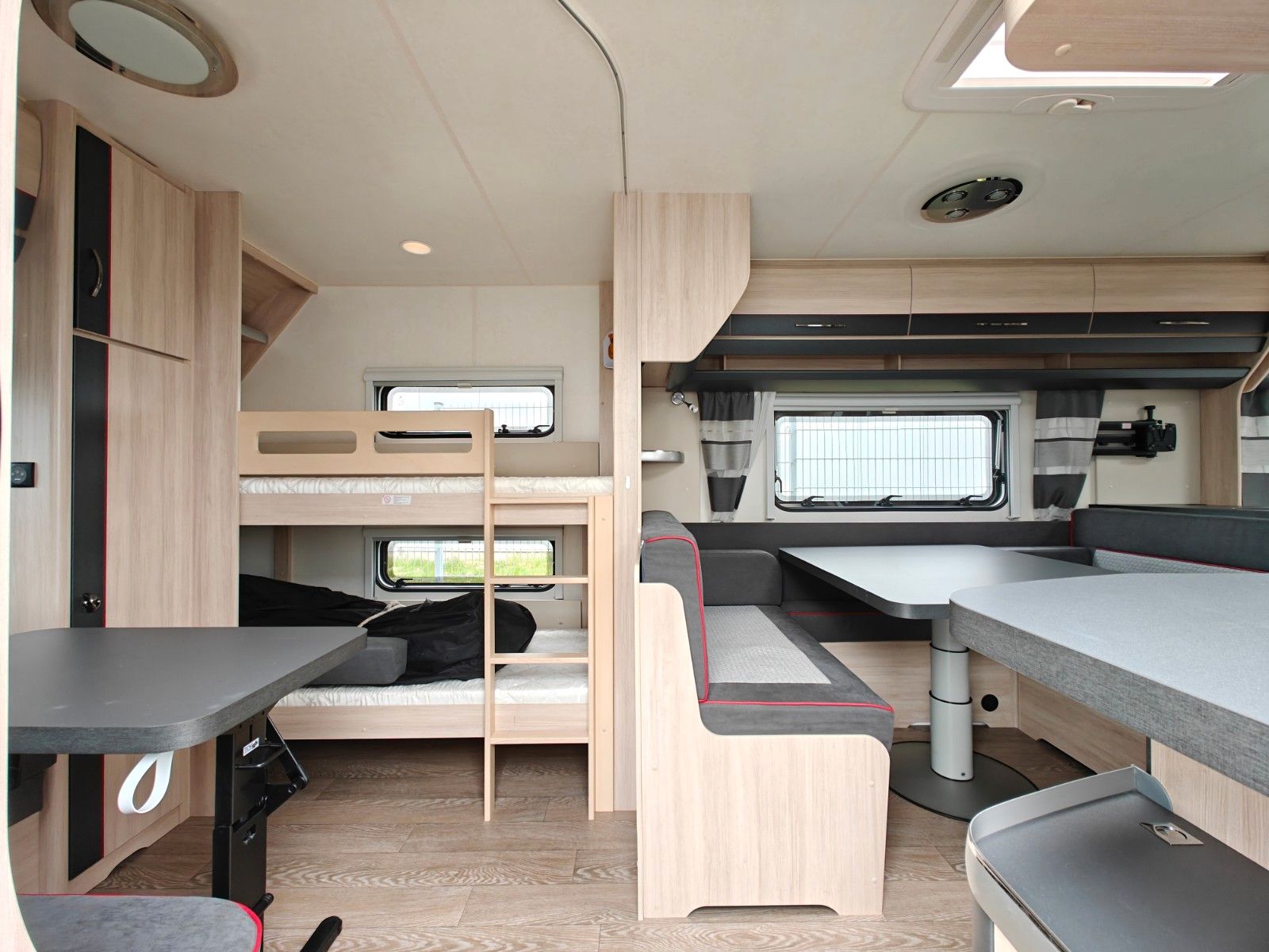 Fahrzeugabbildung Hobby De Luxe Edition 650 KMFe - Etagenbetten, 2x Sitz