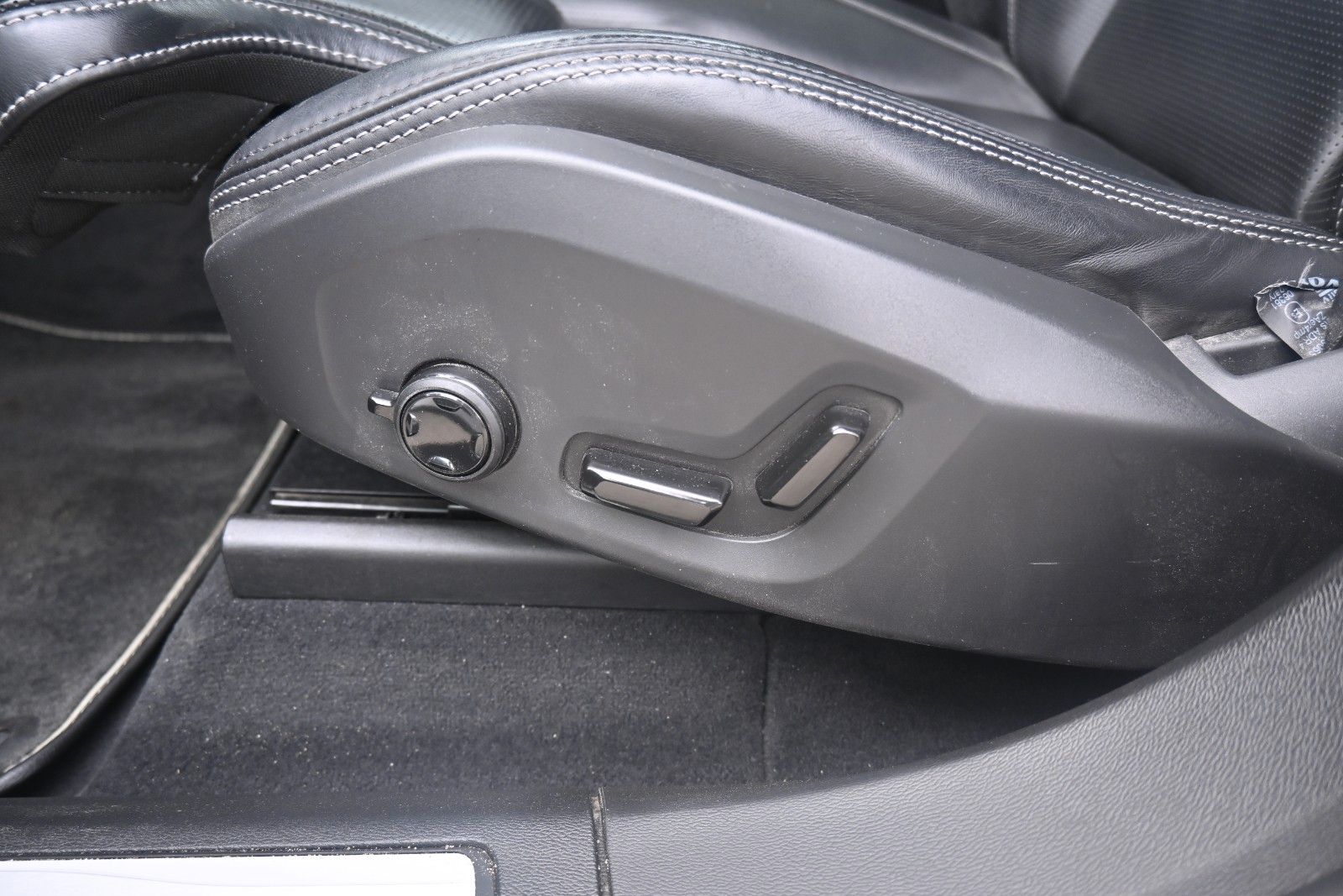 Fahrzeugabbildung Volvo XC60 T8 Twin Engine AWD R-Design*360°*LUFT*ACC